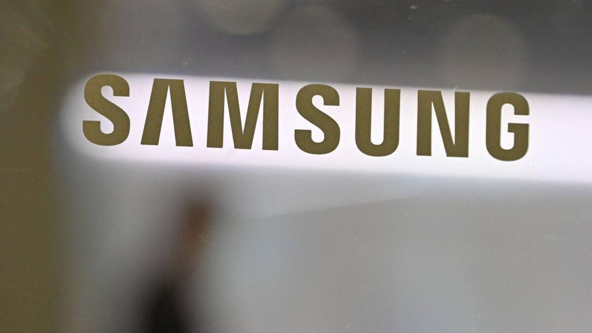 Буквенная маркировка Samsung на металлической поверхности