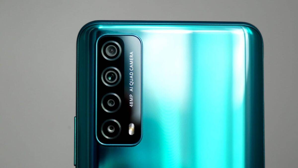 Huawei выпустит новый смартфон с большим дисплеем и 108-Мп камерой 4 Задняя часть смартфона Huawei с тремя камерами и светодиодной вспышкой