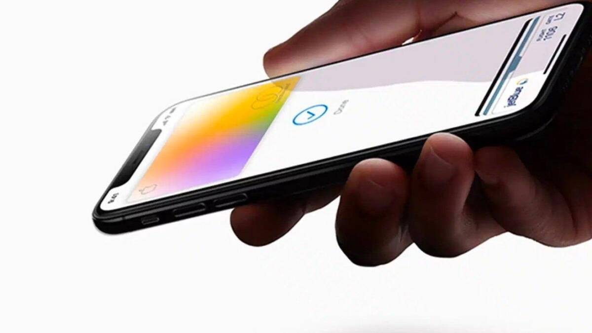 iPhone показывает интерфейс с функцией оплаты через касание