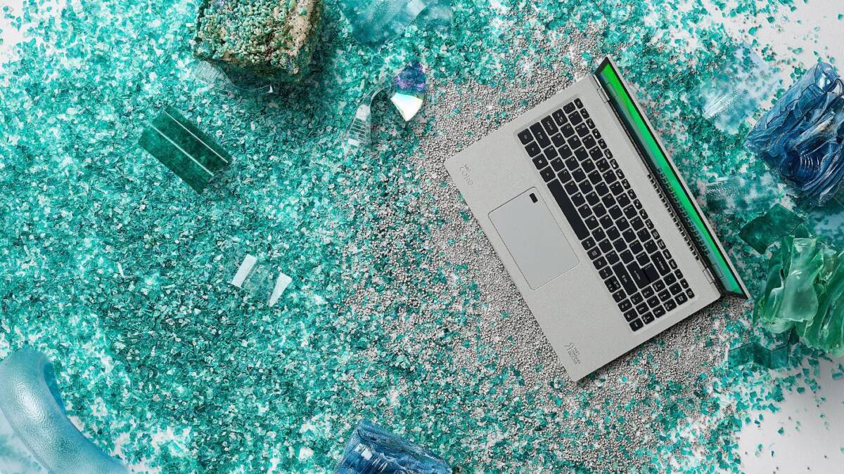 Ноутбук Acer Aspire Vero на разложенной стеклянной поверхности с осколками