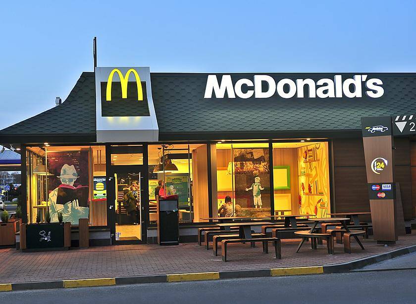 Новая криптовалюта подорожала на 200 000% после шутки McDonald's 4 Фасад ресторана McDonald's с логотипом на крыше