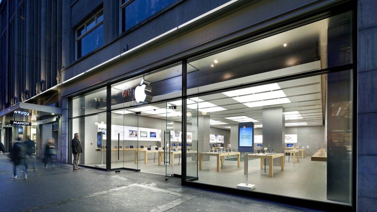 Осенью состоится самая масштабная презентация в истории Apple 5 Витрина магазина Apple с дисплеями и iPad внутри