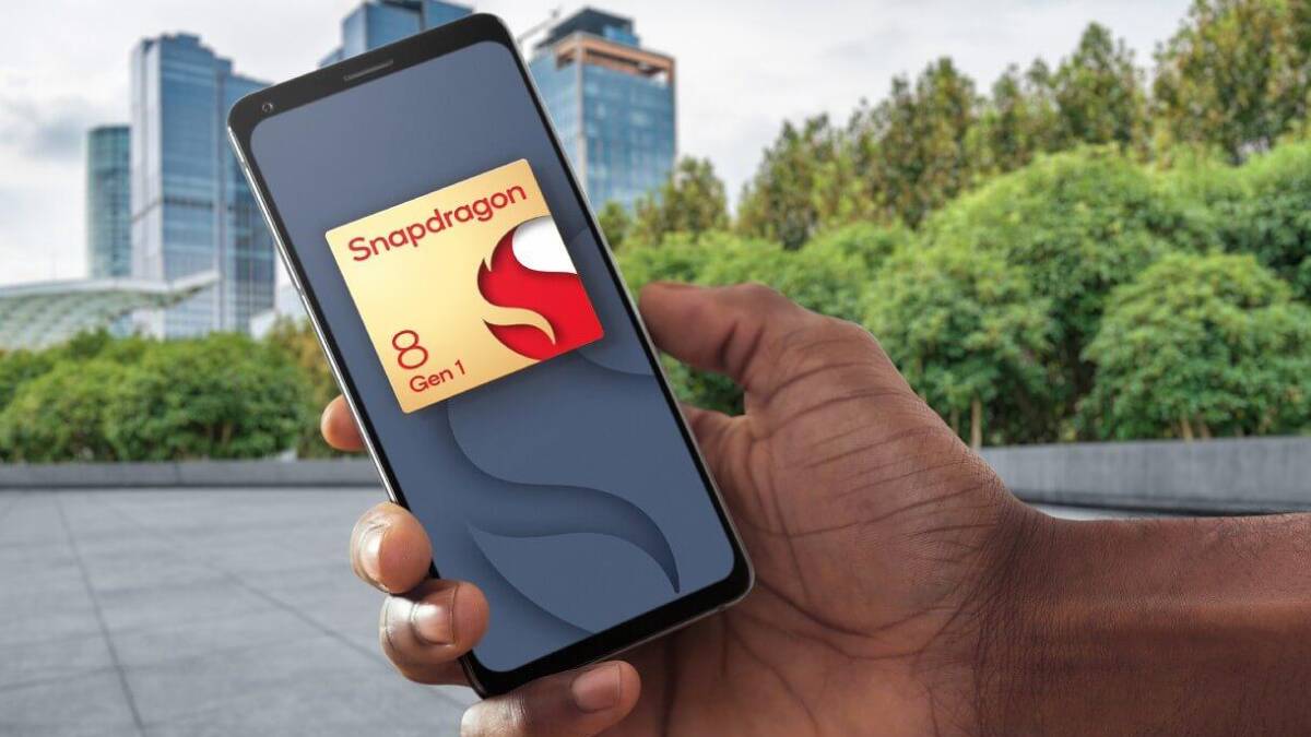 Смартфон Xiaomi 12 Pro с логотипом Snapdragon 8 Gen 1 на экране