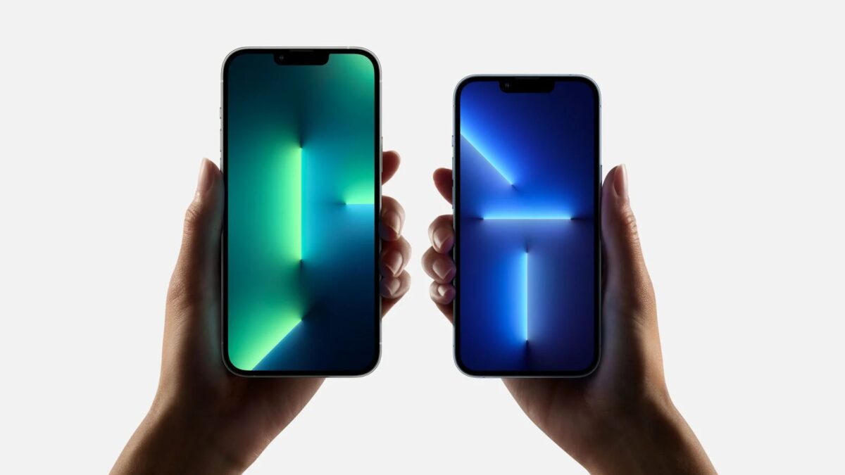 Два iPhone 14 Pro в руках на белом фоне, показаны новые модели Apple