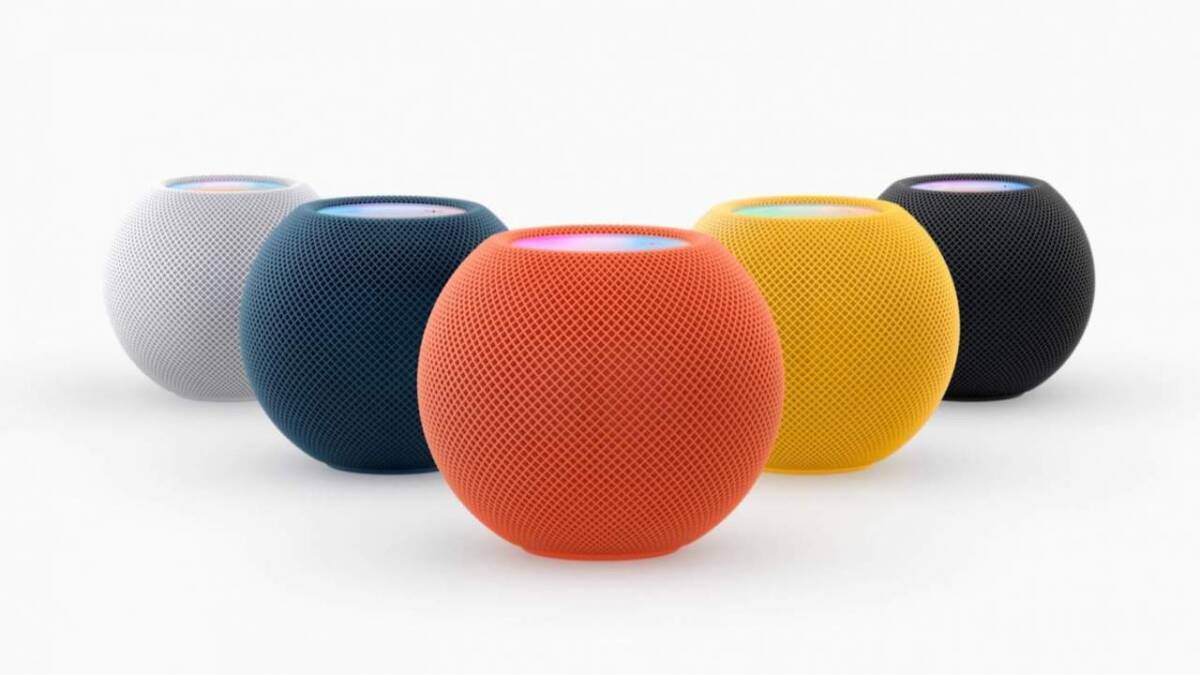 Разноцветные Apple HomePod mini на белом фоне: мини-умная колонка Apple