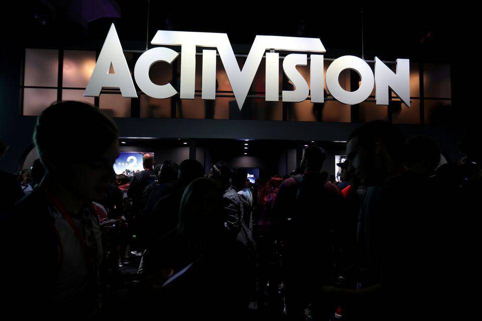 Толпа людей перед крупным логотипом Activision на выставке