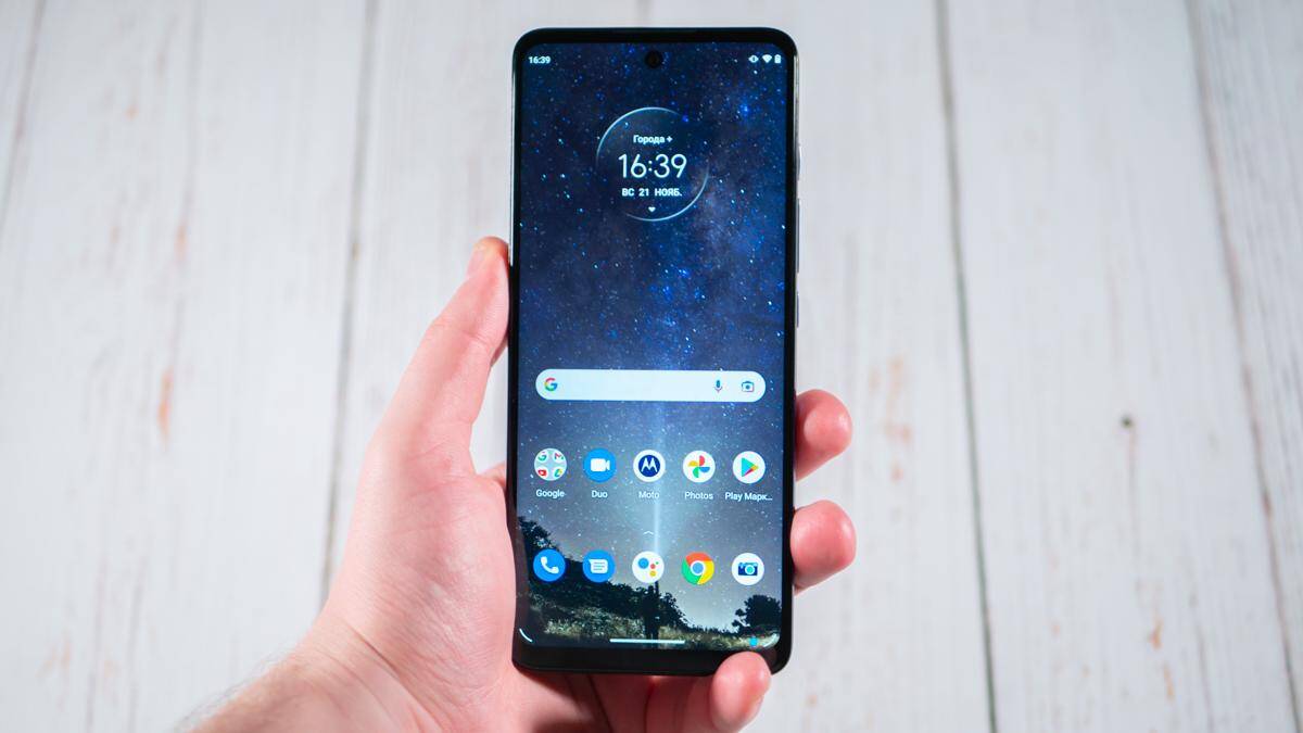 Мобильный телефон Moto G60 в руке показан интерфейс пользователя