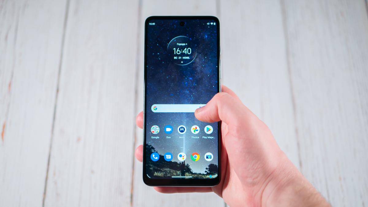Смартфон Moto G60 в руке сверху интерфейс