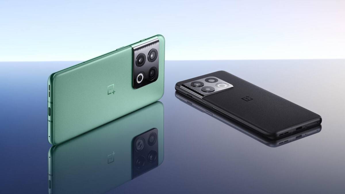 Два смартфона OnePlus 10 Pro с крупными камерами сбоку