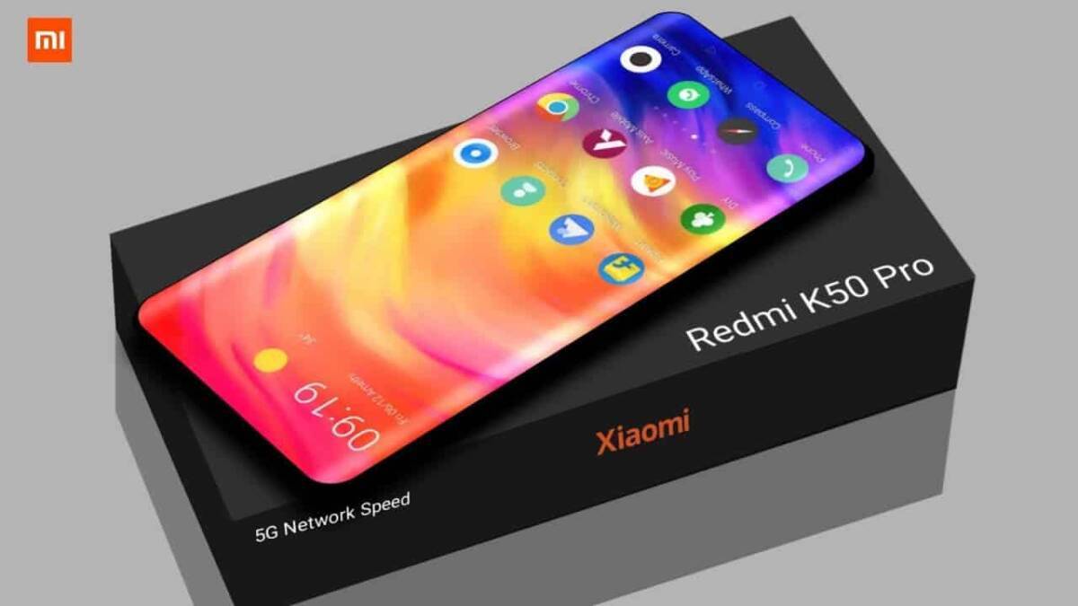 Смартфон Xiaomi Redmi K50 Pro на коробке с открытым дисплеем и логотипом модели