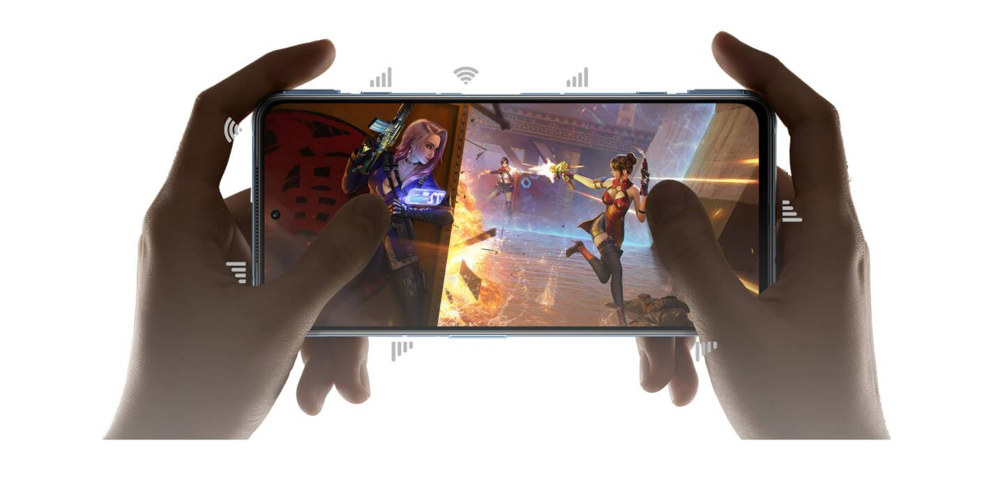 Игровой смартфон Black Shark в руках с изображением персонажей шутера