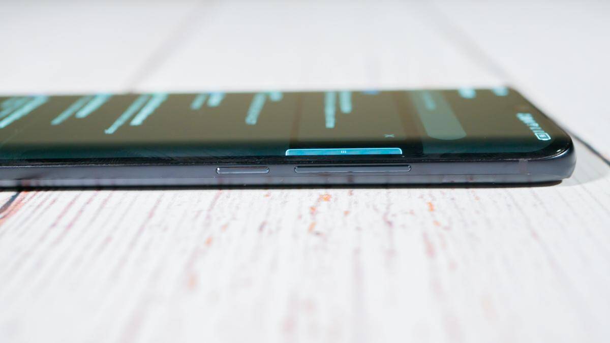 Обзор TCL 10 Pro: очень выгодный смартфон 27 Боковой вид смартфона TCL 10 Pro с кнопками