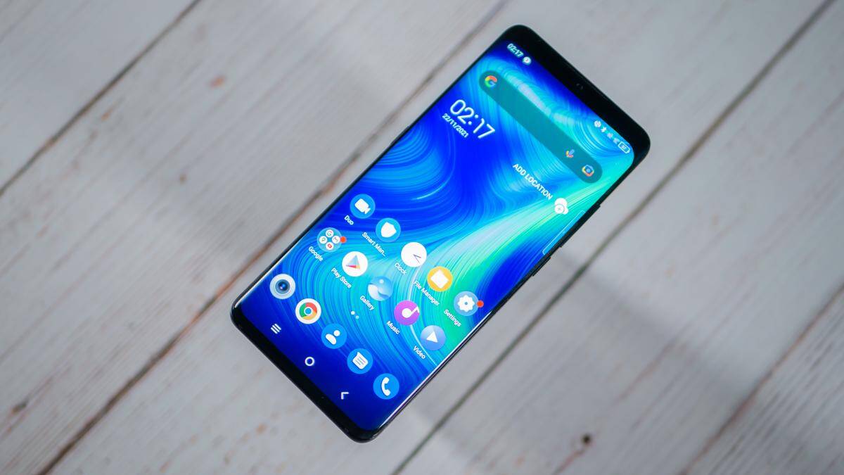 Обзор TCL 10 Pro: очень выгодный смартфон 26 Смартфон TCL 10 Pro показывает дисплей с интерфейсом