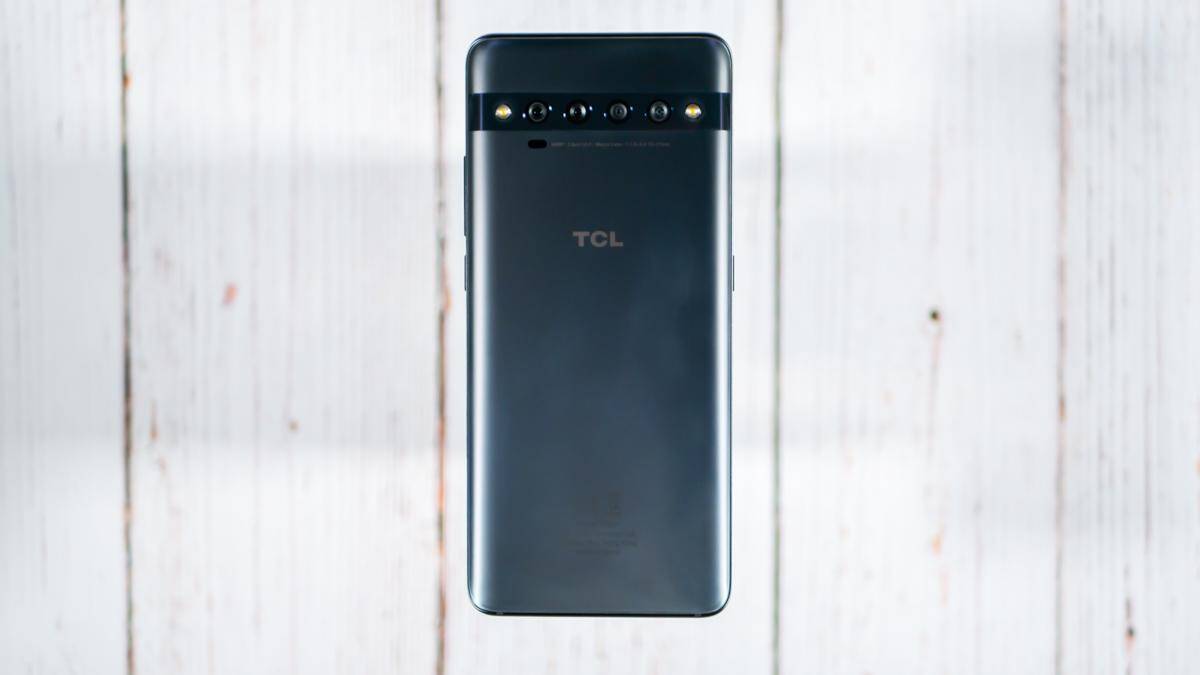 Задняя панель смартфона TCL 10 Pro: логотип и блок с пятью камерами на корпусе