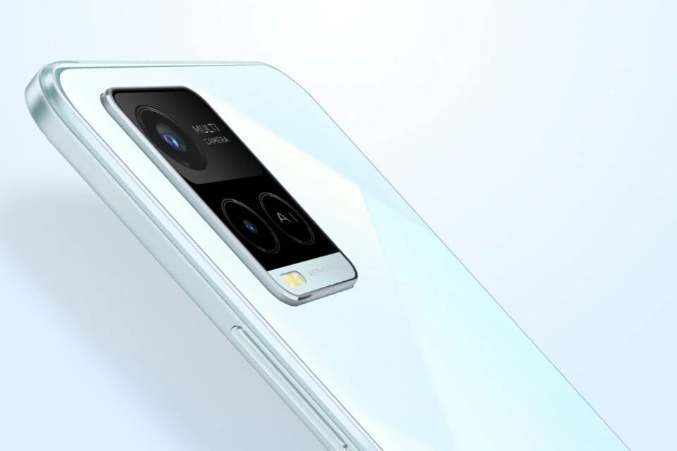 Задняя часть смартфона Vivo Y21A с крупным камерным модулем