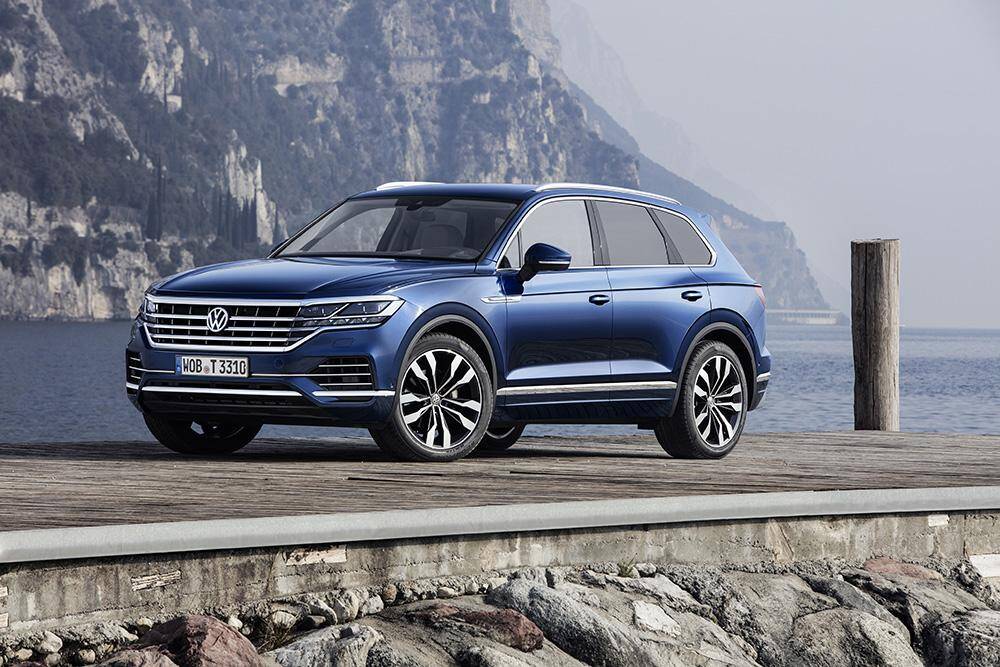 У Volkswagen Touareg обновилось базовое и опциональное оснащение 5 Синий Volkswagen Touareg на причале у водоема