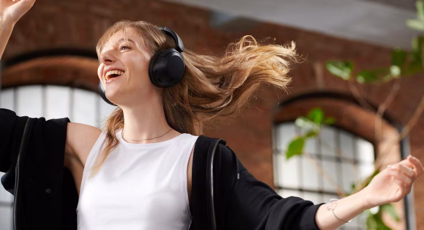 Sony начала продажи наушников WH-XB910N в России 4 WH XB910N Black XBsound Large landscape 2400x980