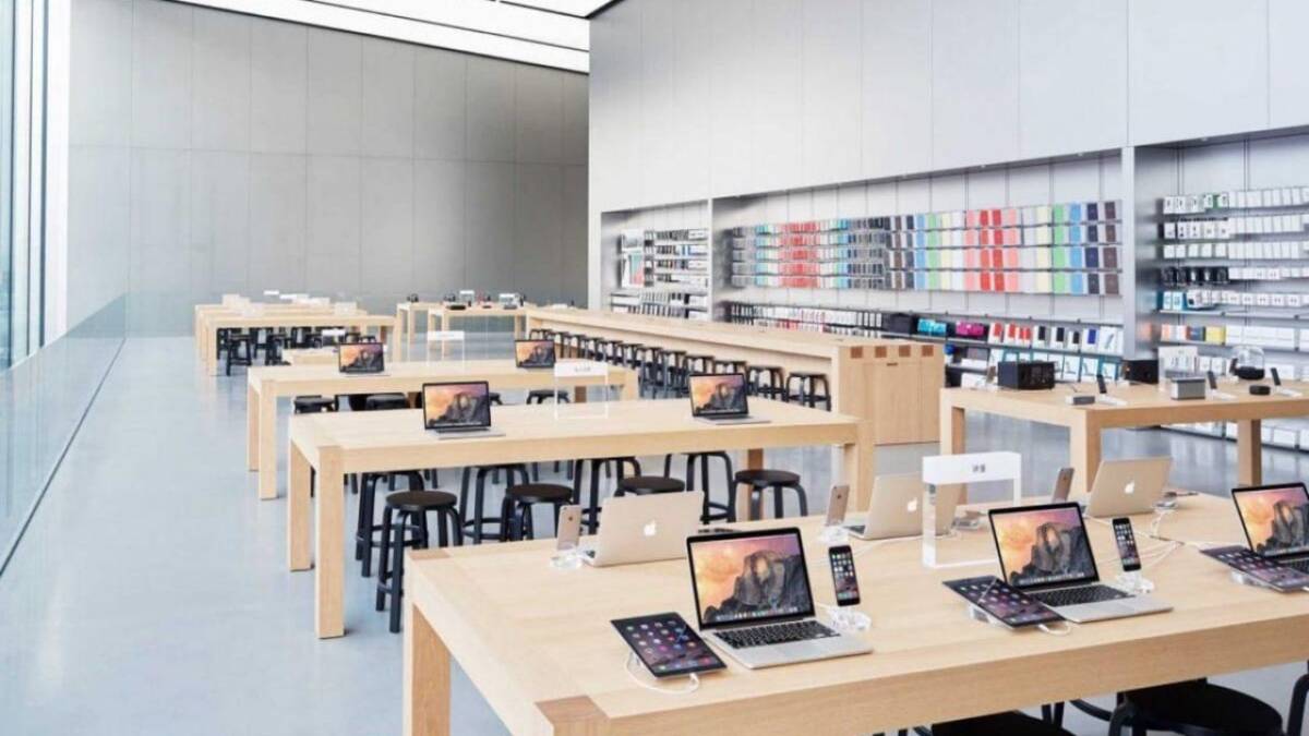Магазин Apple с дисплеями ноутбуков и смартфонов