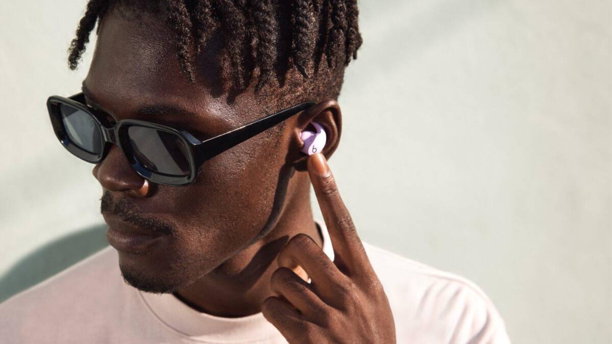 Человек с черными наушниками Beats Fit Pro в ухе