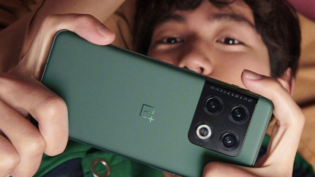 Смартфон OnePlus 10 Ultra в руке на фоне, четырехмодульная камера и дизайн устройства