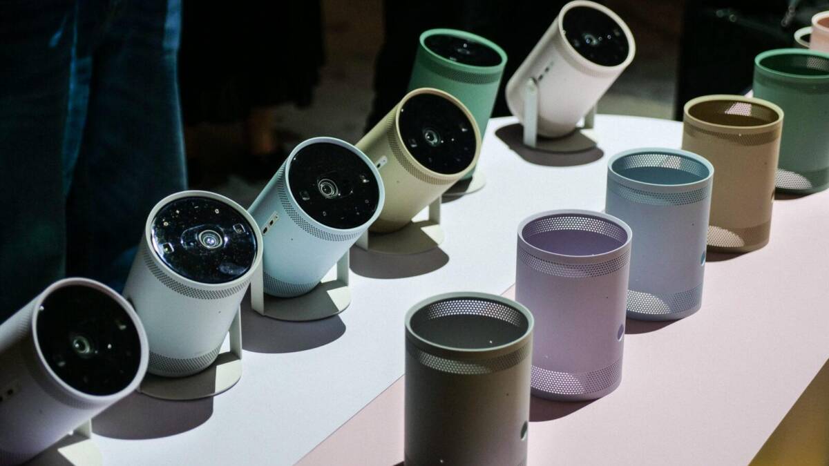 Портативный проектор Samsung The Freestyle на столе