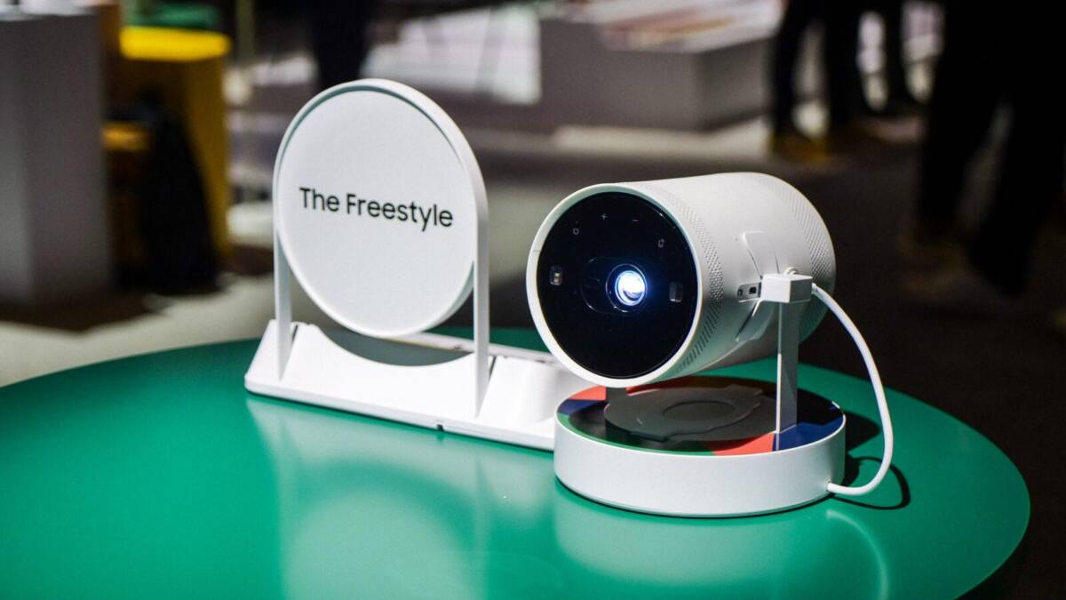 Портативный проектор Samsung The Freestyle на столе с брендингом