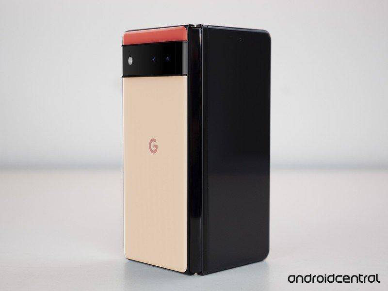 Скриншот-рендер складного смартфона Google Pixel Fold: задняя панель в прямом ракурсе