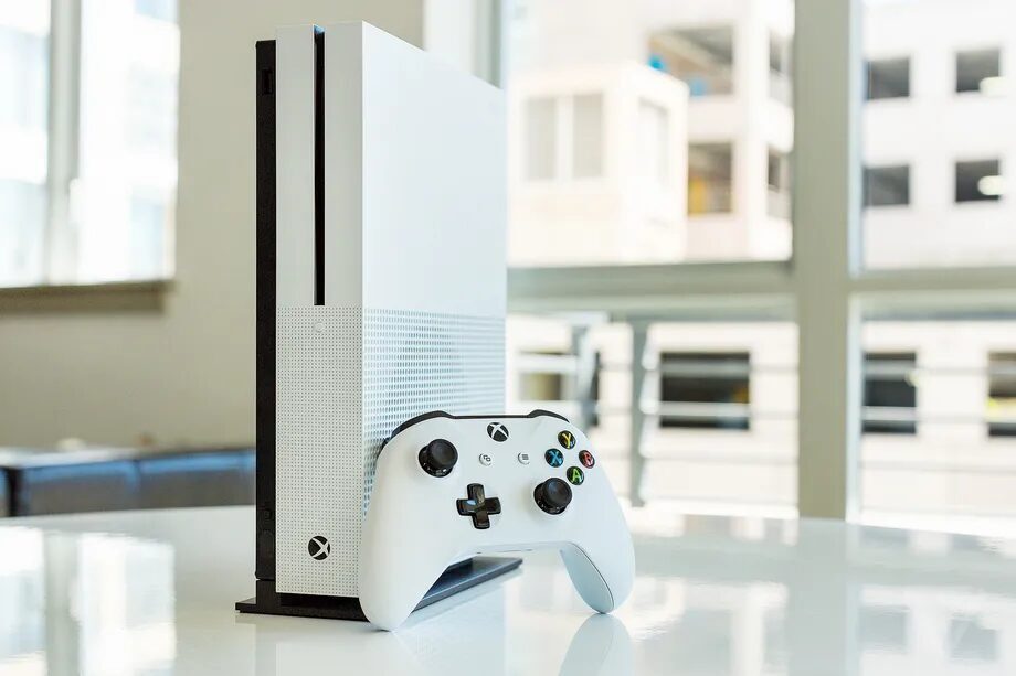 Консоль Xbox Series X с контроллером на белом столе