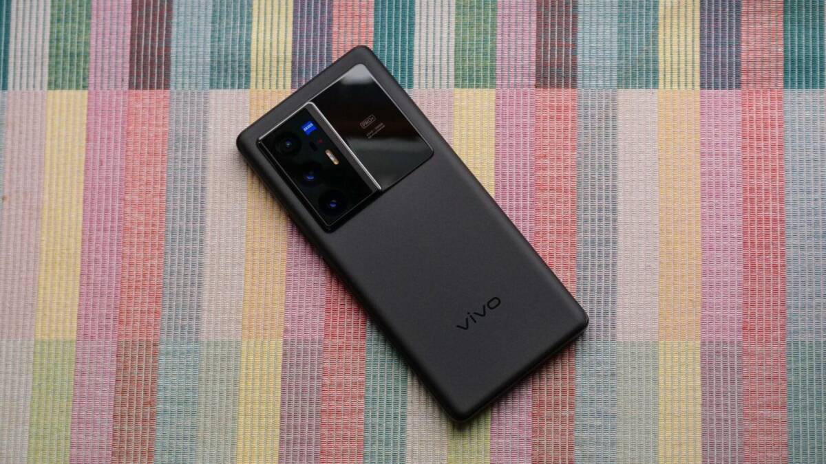 Черный смартфон Vivo X80 с крупным модулем камеры на задней панели