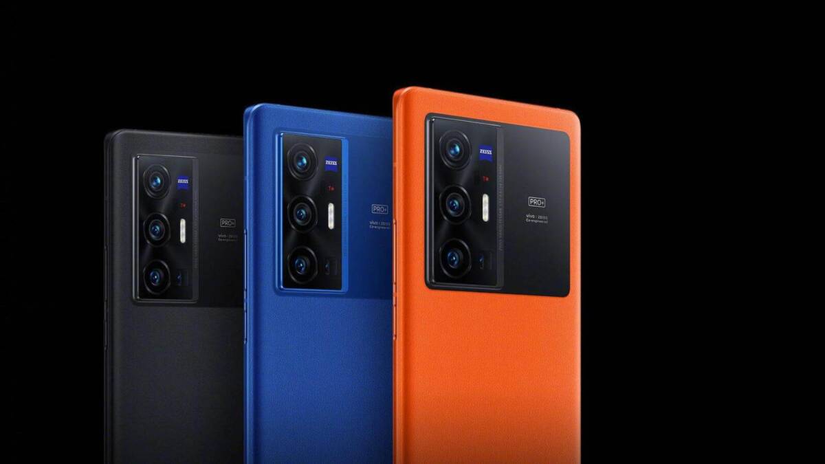 Три варианта смартфона Vivo X80 сзади на черном фоне