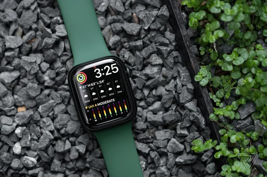 Умные часы Apple Watch 8 на улице с зелёным ремешком