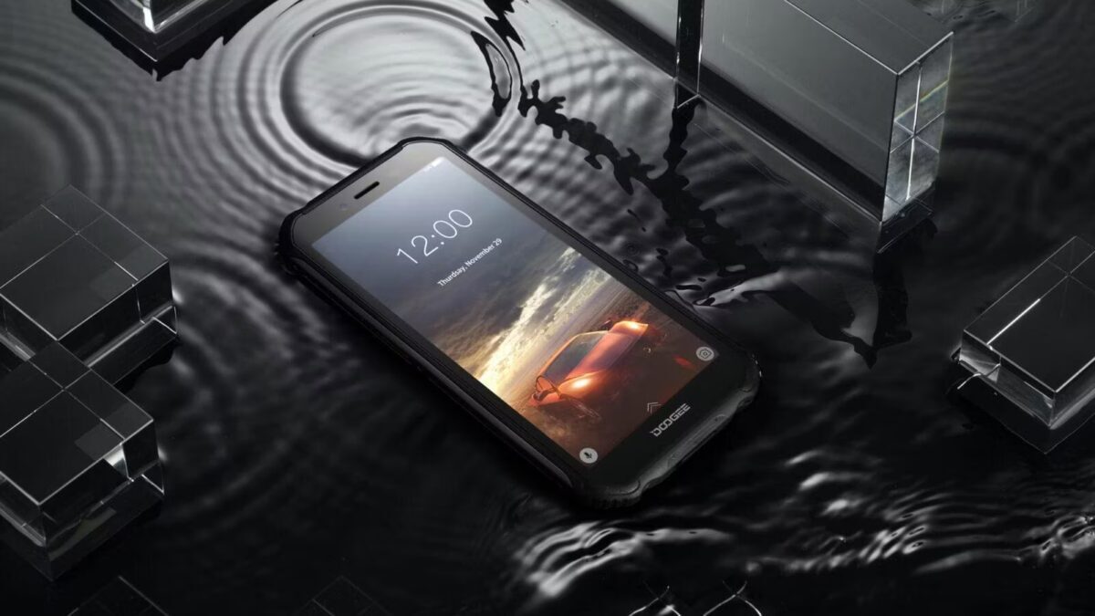 Смартфон Doogee S98 с двумя экранами на фоне черного водного покрытия и отражений