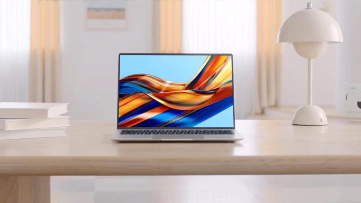 Ноутбук Huawei MateBook X Pro 2022 на столе: яркий дисплей и тонкий корпус