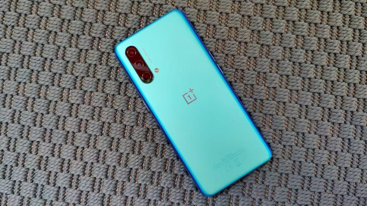 Задняя панель смартфона OnePlus Nord CE 2 Lite с тройной камерой и вспышкой