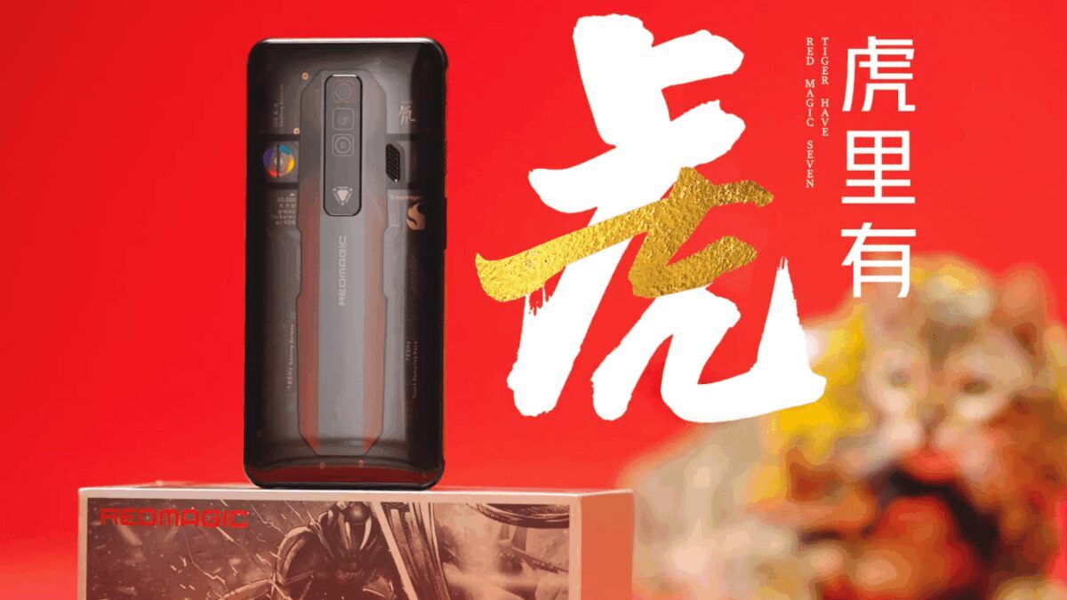 Задняя панель смартфона Red Magic 7 с камерами и логотипом на черном фоне
