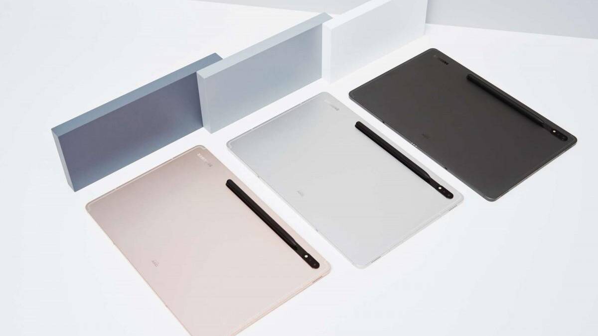 Samsung Galaxy Tab S8 на промо с чехлом-клавиатурой и стилусом S Pen