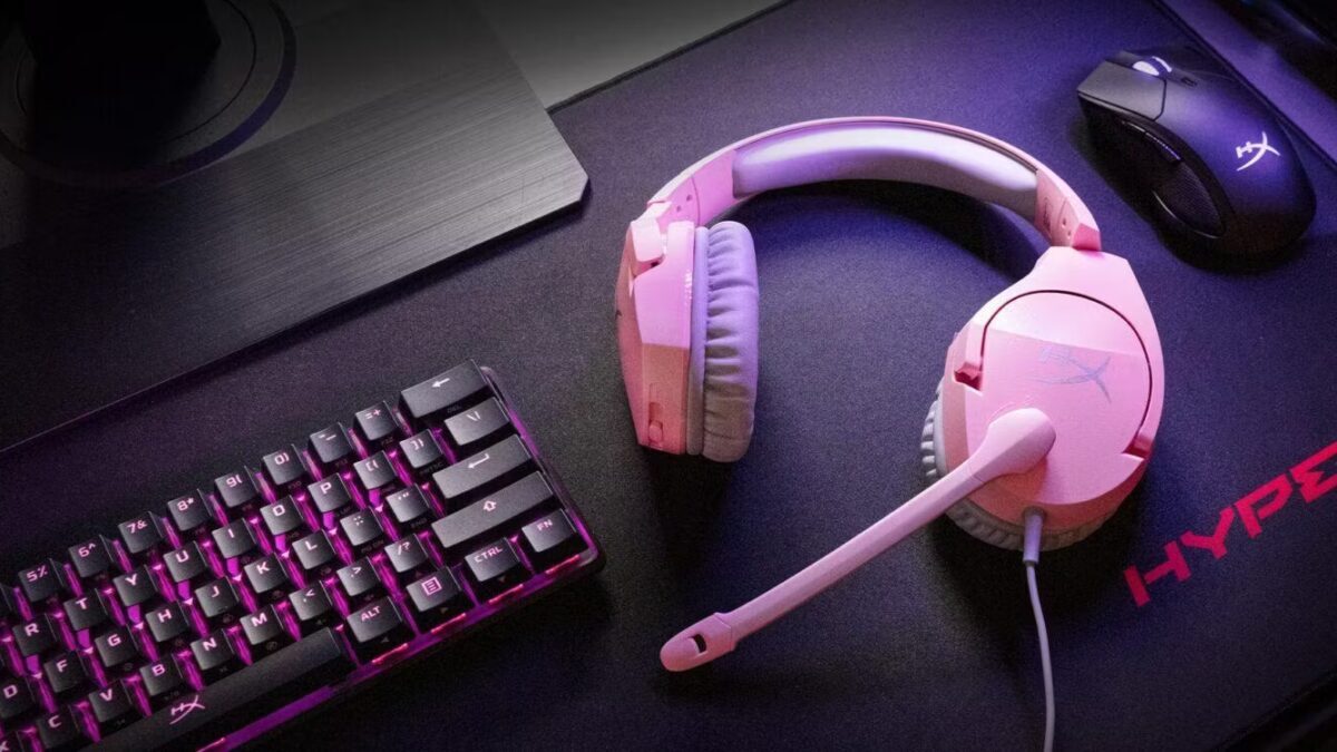 Гарнитура HyperX Stinger Pink на рабочем месте и игровая клавиатура HyperX с подсветкой
