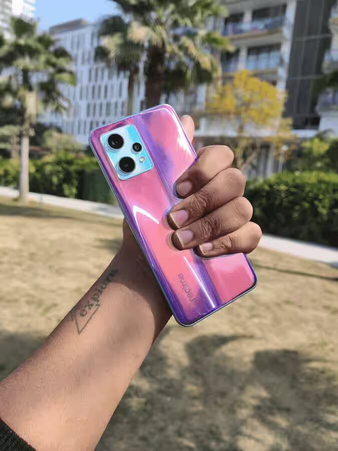 Розовый смартфон Realme 9i с тремя камерами на задней панели