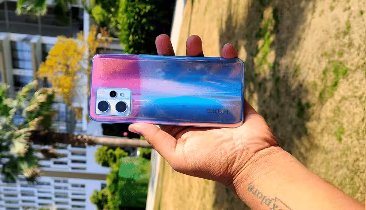 Задняя панель смартфона Realme 9i с тремя камерами