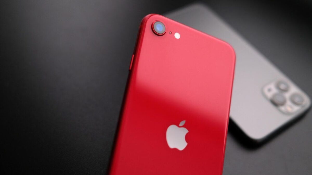 iPhone SE 2022 будет стоить от 300 долларов 5 красный iPhone SE 2022 вблизи с задней стороны