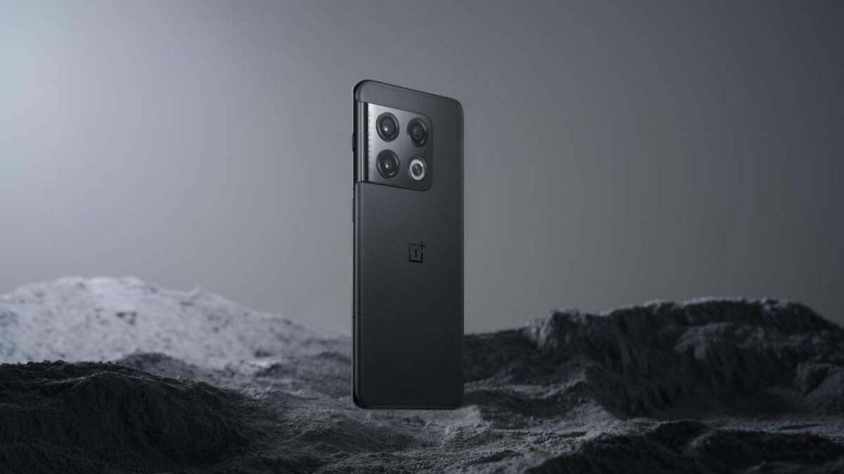 Какой пользовательский интерфейс получит OnePlus 10 Pro на мировом рынке? 3 Задняя панель смартфона OnePlus 10 Pro с тремя камерами и логотипом