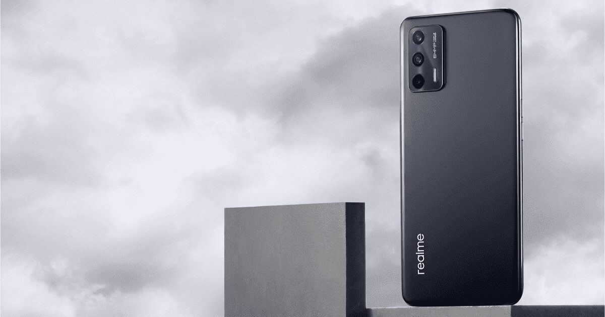 Смартфон Realme 9 Pro+ с тройной камерой на сером фоне