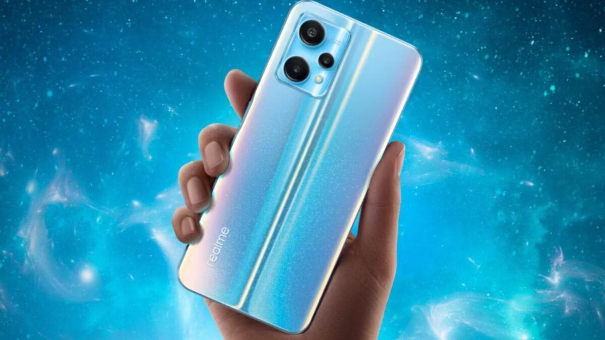 Смартфон realme V25 с переливающимся эффектом на задней панели в руке