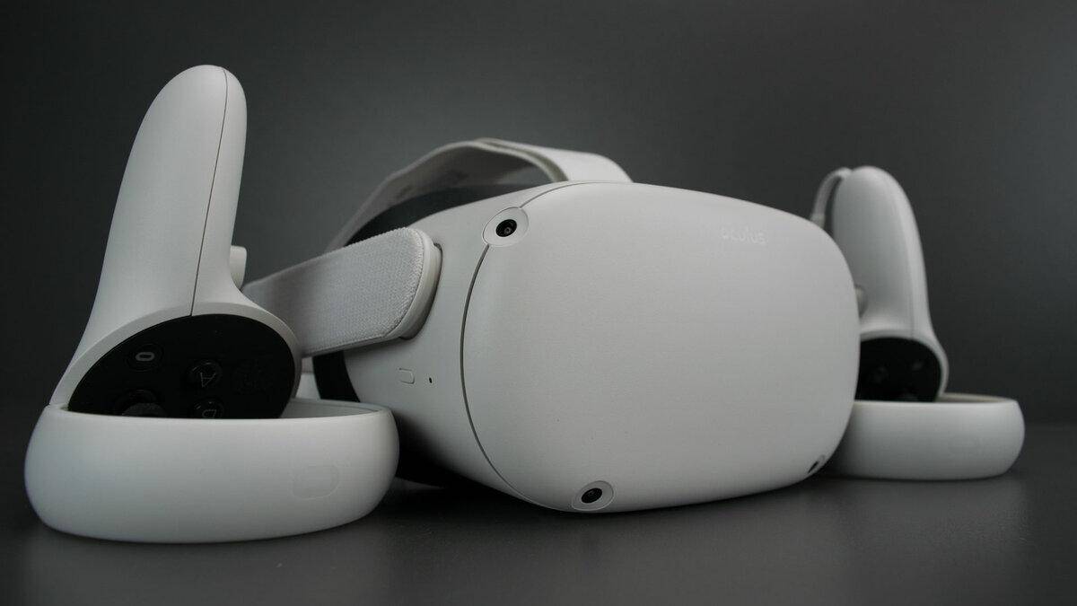 Oculus Quest 2 и контроллеры на черном фоне — обзор гарнитуры и аксессуаров для игр 2022 года