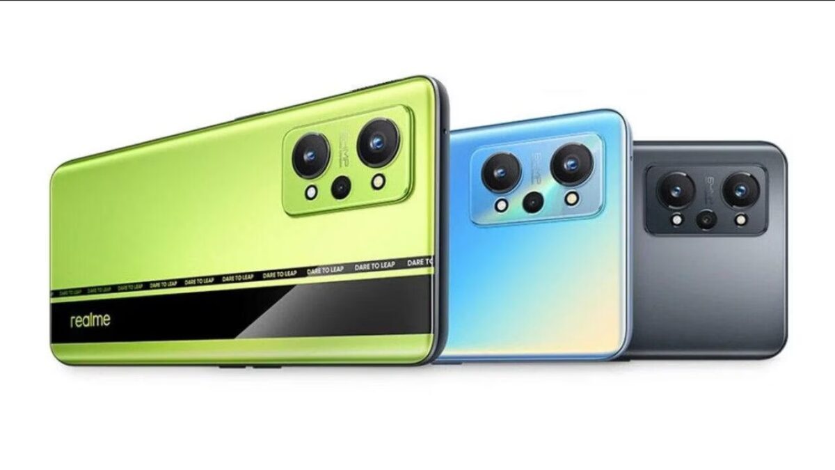 Смартфоны realme среднего класса с тройной камерой на задней панели, показанные на скриншоте