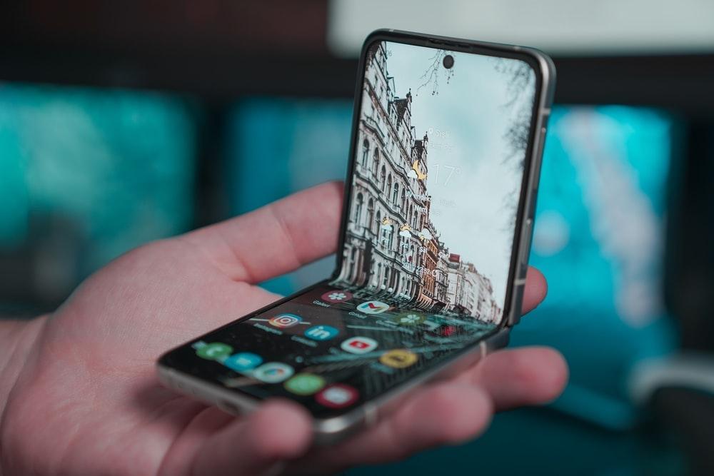 В 2021 году на долю Samsung пришлось более 61% мировых поставок складных смартфонов 3 Samsung