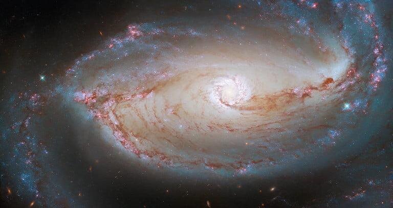 Hubble использовал два инструмента, чтобы сфотографировать галактику 4 Hubble