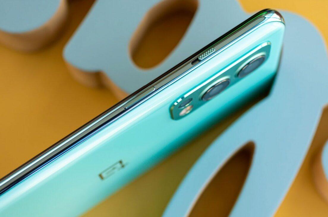 Верхняя часть смартфона с тремя камерами и кнопкой питания