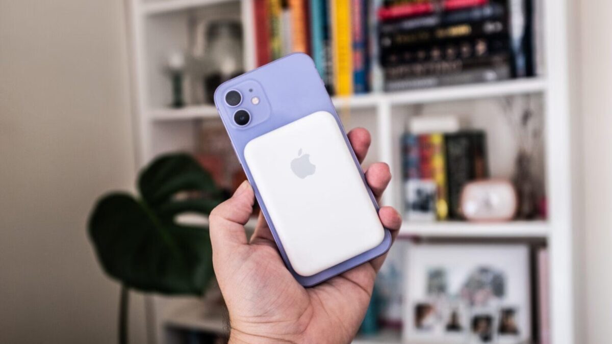 Обновленный аккумулятор MagSafe Battery Pack для iPhone от Apple на изображении