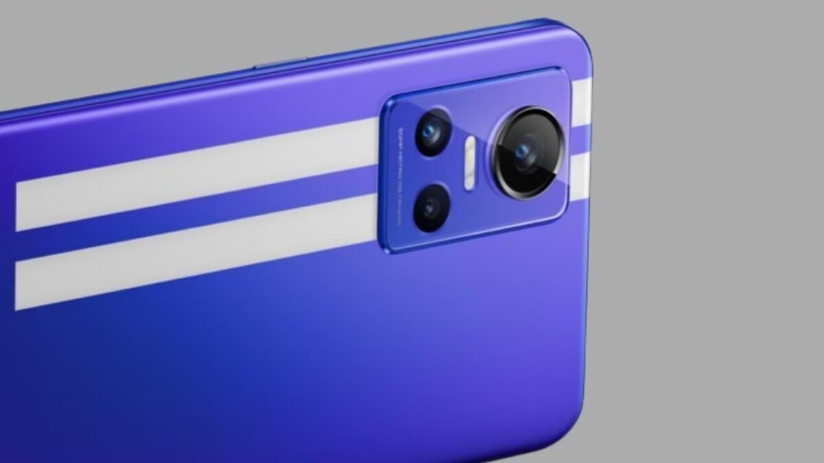 Задняя часть смартфона OnePlus Ace с тремя камерами и синим дизайном